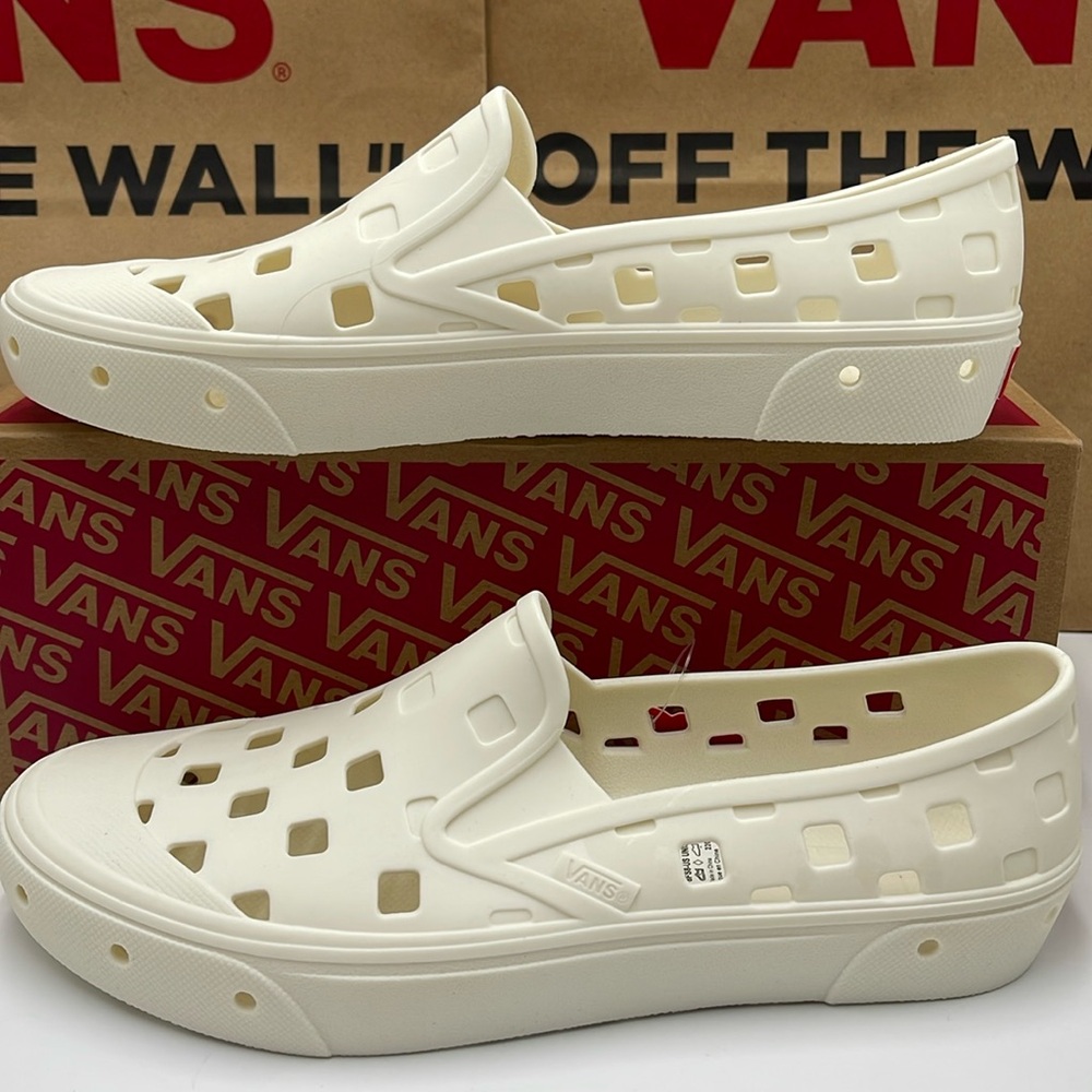 Vans WMNS Slip-On Trk Marshmallow
VN0A5HF8FS8
Sneakers - Picture 2 of 16